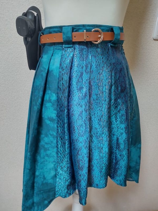 2種類の生地を使った吉弔 八千慧のプリーツスカート