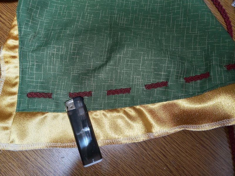 紐を通したブラウスとライター