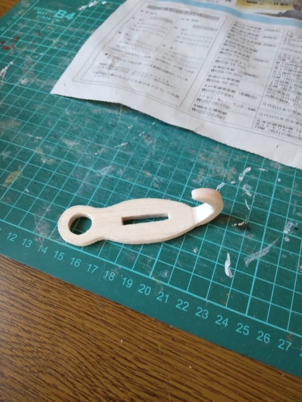 穴が空いて湾曲した鍔