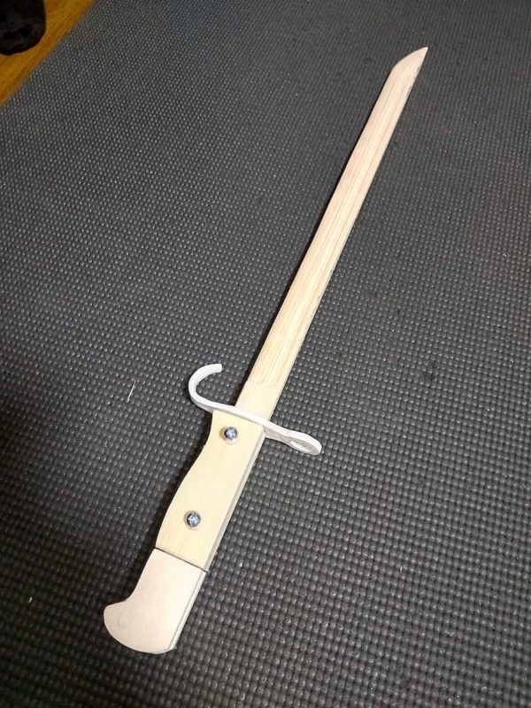 ヒノキで作られた三十年式銃剣