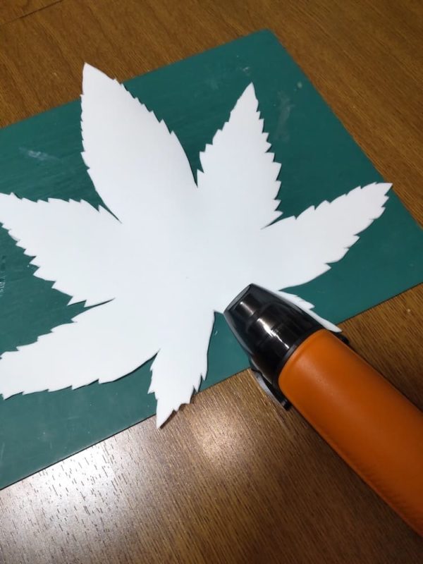 COSボードの葉団扇にヒートガンを当てる