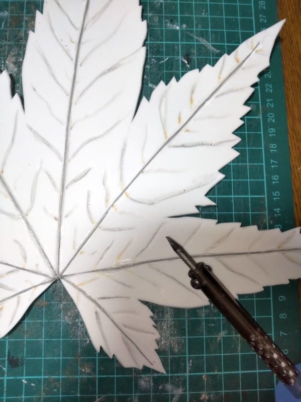 ハンダゴテで溝掘り