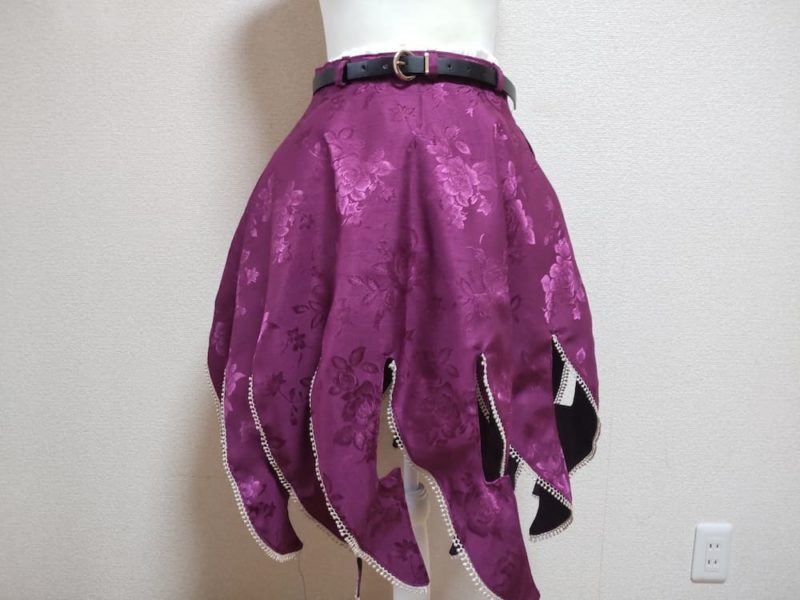 裾が矢印のような形状になっているスカート