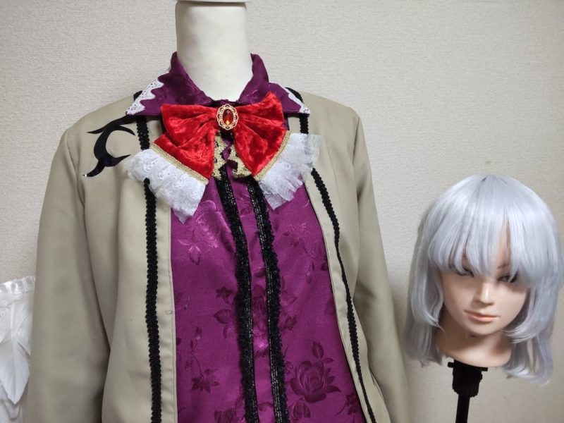 赤いリボンのついたジャケットとウィッグ