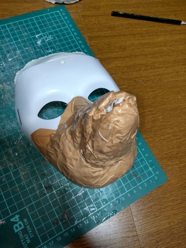 100均のお面にガムテープと新聞紙をつける