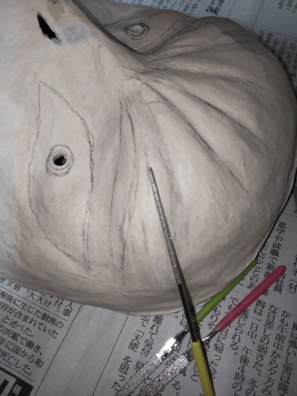 お面にヤスリ掛けしている