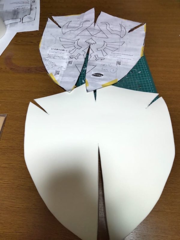 ギャクヨガさんの型紙を使用してカットした盾のCOSボード
