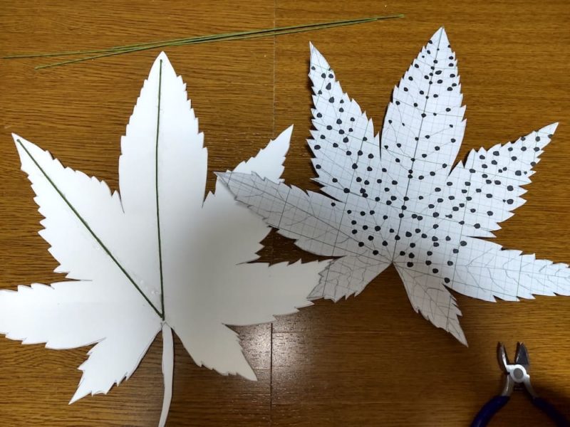 フラワーアートの支柱とコスボードを組み合わせた楓の葉