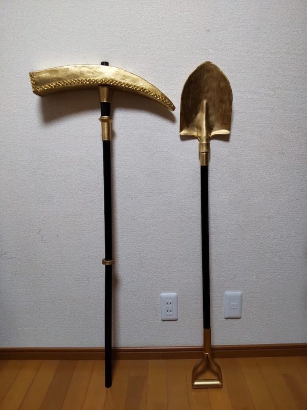 完成した金色のツルハシとスコップ