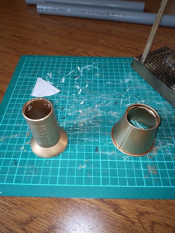 ゴールドに塗装したロックミシンの芯とくりぬいたカップ