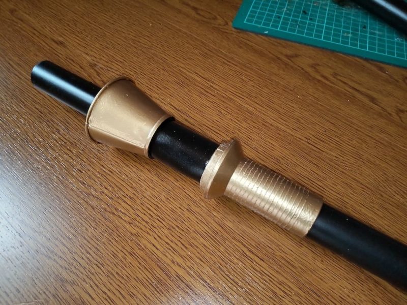 黒い塩ビパイプにつけたゴールド塗装されたロックミシンの芯とカップ