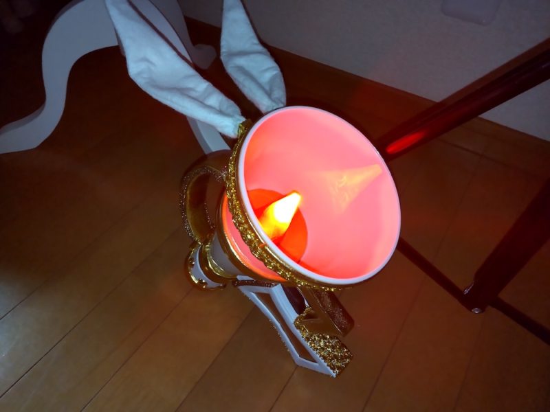 暗い部屋で赤く光るルナティックガン