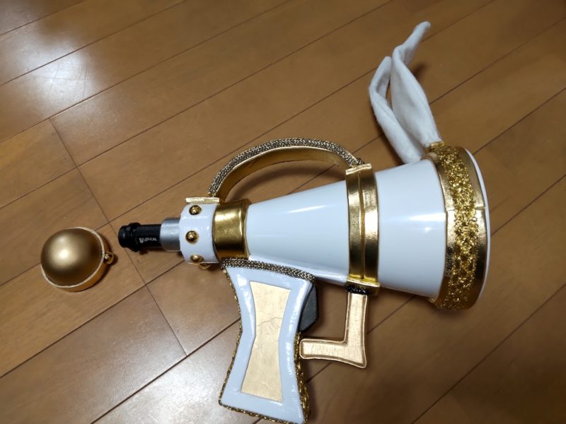 後ろの開閉口から出し入れできる懐中電灯