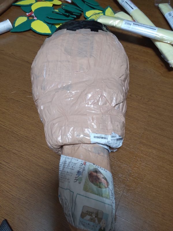 新聞紙で包まれた尻尾の土台