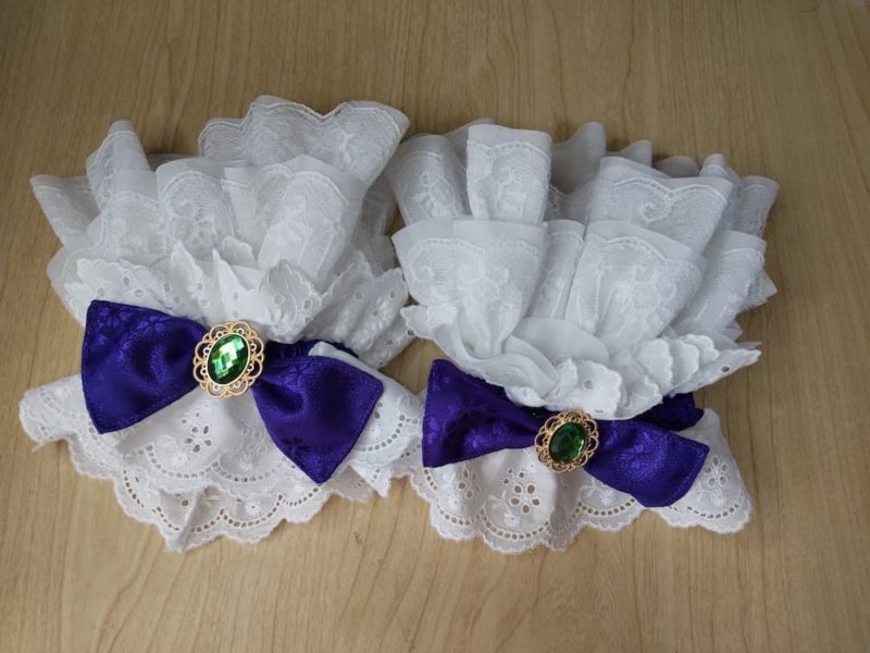 レースと紫色のリボンのアームカバー