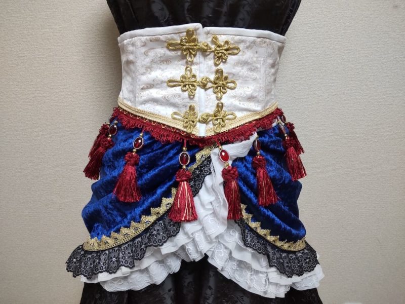 金襴の白いコルセットとベロアのオーバースカート