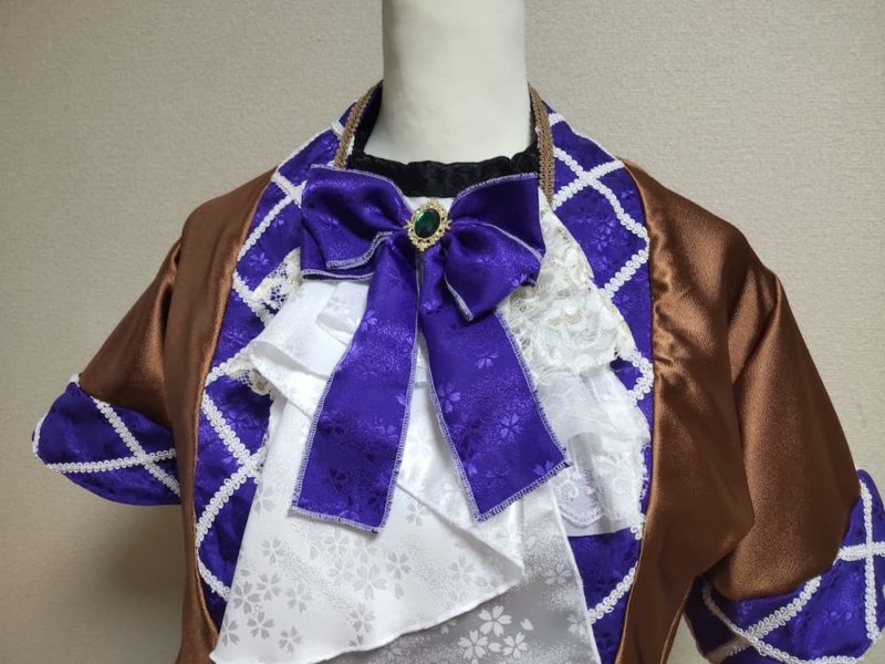 紫色のリボンとレースのネックタイ